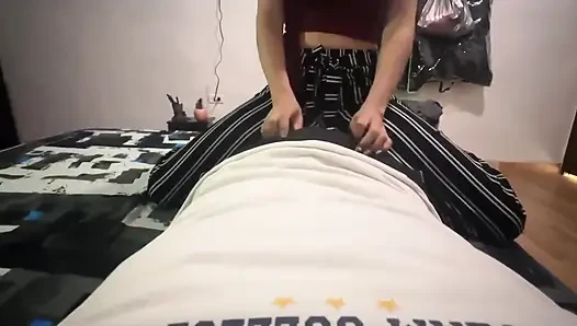 Genç kız bana sakso çekiyor, böylece kirasını ödeyeceğim