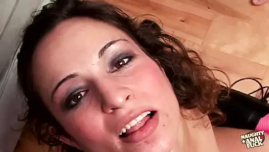 Esmer kadın dışarıda sperm yerken güçlü döllemeli anal dörtlü seks arzuları var.