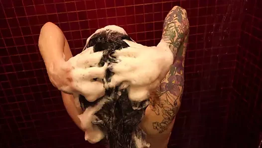 Duşta saçlarını çok köpükle şampuanlayan kız