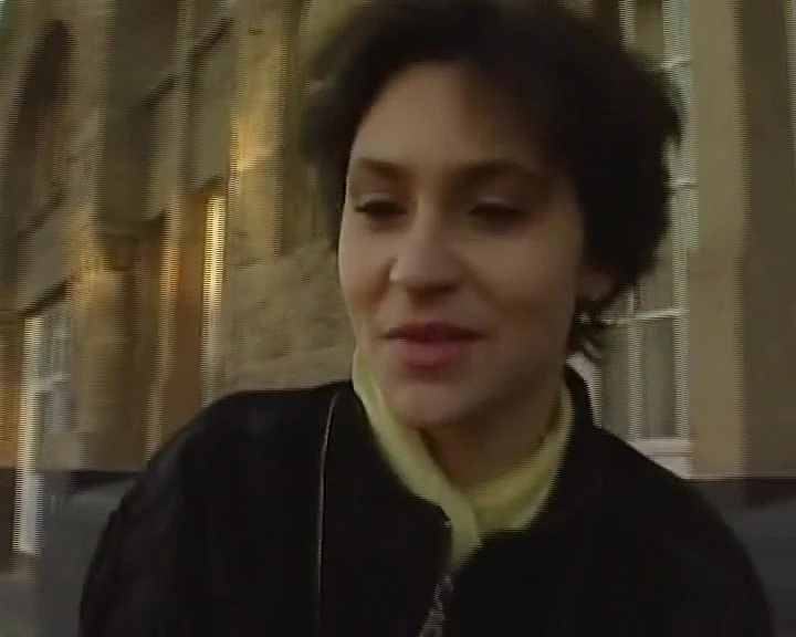 बड़े स्तनों वाली सुनहरे बालों वाली जर्मन महिला अपने मुंह से लंड को खुश कर रही है