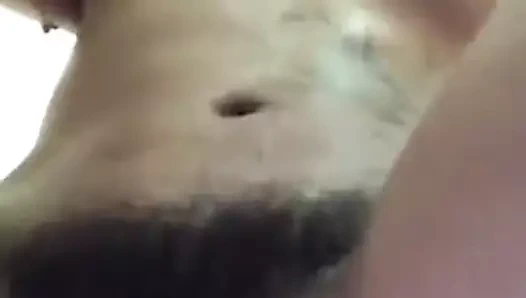 Tüm ıslak ve kedi oynuyor