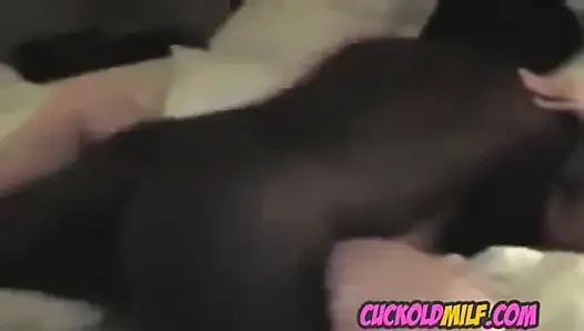 Afrikalı değişim öğrencisi ile aldatılan orta yaşlı seksi kadın