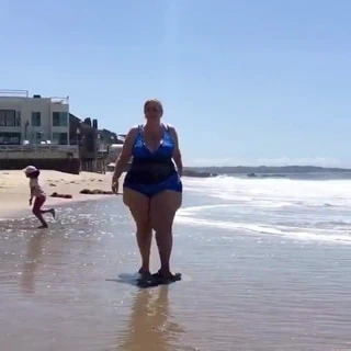 Granny loira da bunda gigante  na praia