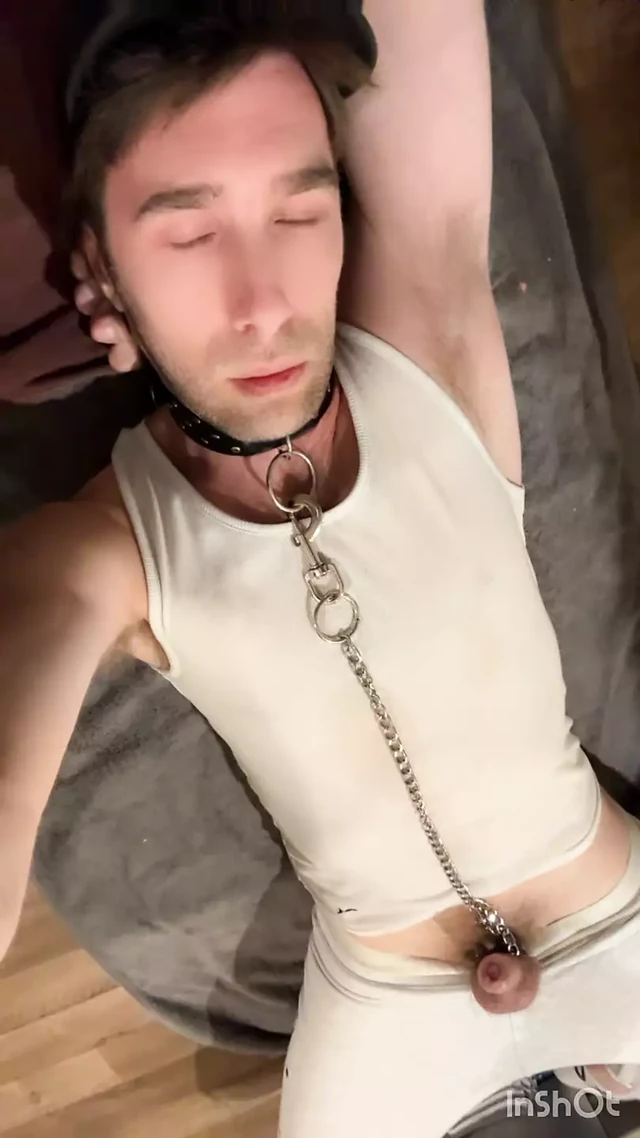 Azgın ibne soyunuyor ve boşalıyor