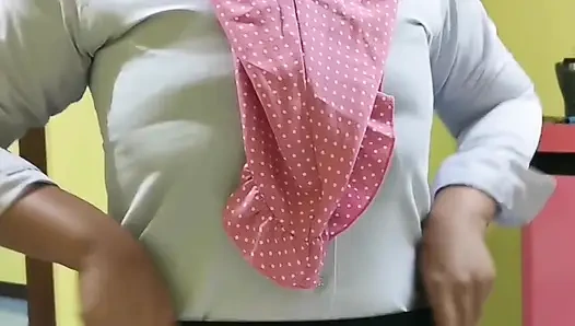 Üvey kız kardeşim okul için giyindiğimde