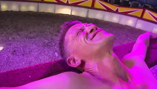 Dövmeli Ateşli Kızlar Çifte Penetrasyon Vahşi Sirk Üçlü Grup Seks