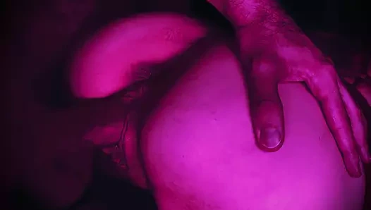 Gece kulübünde bir yabancı tarafından sikiliyor - kızların neden gece kulüplerine gittiğine göstereyim