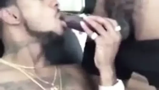 Kardeş bir kardeşe yardım ediyor