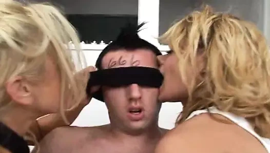 İri göğüslü orta yaşlı seksi kadın arkadaşı izlerken büyük yarak alıyor