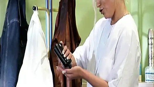 Kıllı çalılı sarışın Alman ateşli anne nostaljik anal seks yapıyor