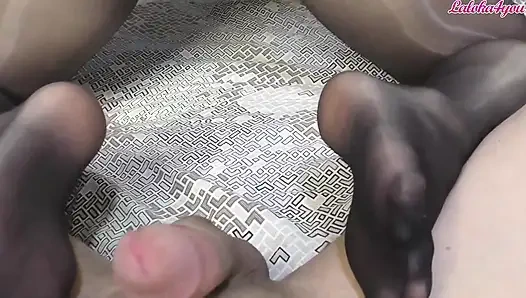 Sevimli kız kamerada yabancının sikini oynuyor