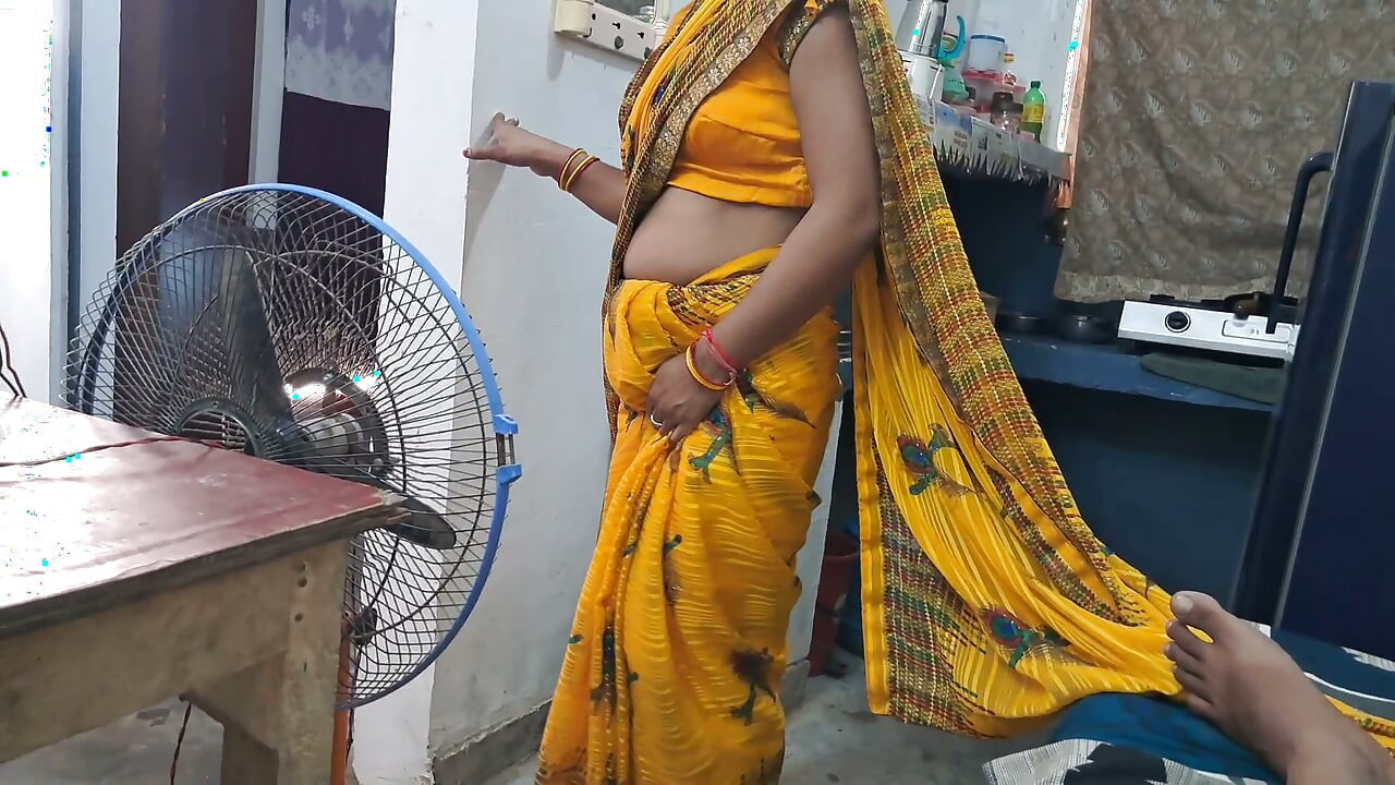 Sıcak Hintli desi bhabhi, büyük Hint yarağını ağzına kadar emerek ağzına boşalana kadar emiyor, tam video hd