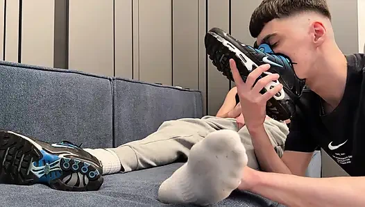 Alttaki terli çorapları kokluyor ve dölleniyor