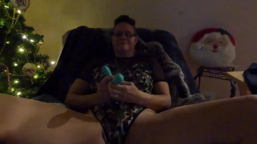 Ordulu kız Noel Baba için ağacın yanında bekleyen iki dildoyla anal seks yapıyor