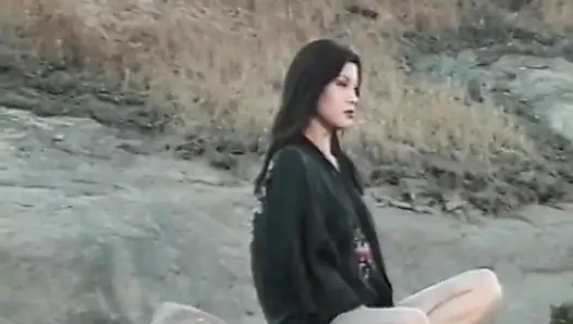 Şehvetli esmer hatun sahilde hunk'un aletine biniyor