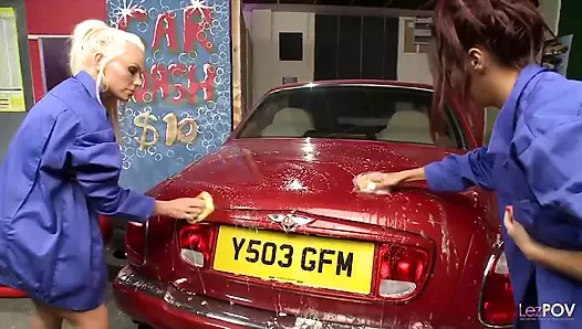 İngiliz lezbiyenler araba yıkamayı terk ediyor ve birbirlerinin amcıklarını sert sikiyor