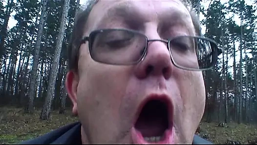 İnanılmaz genç kız açık havada sert sikişiyor