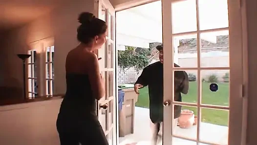 Ateşli orta yaşlı seksi kadın ıslak amcığına gerçek bir büyük siyah yarak alıyor...