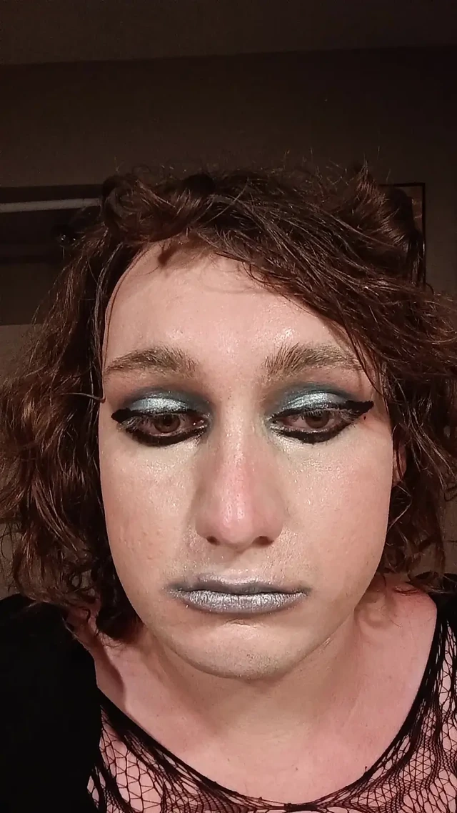 Kadın kılıklı Danielle memnun etmek için bir baba istiyor