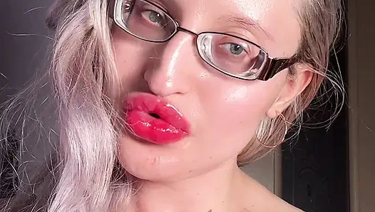 Büyük dudaklı uzun dil ruj dudak parlatıcı edepsizce konuşuyor