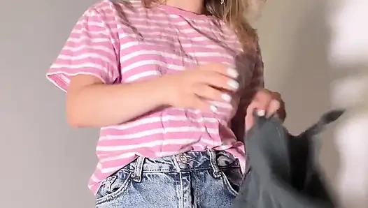 Sen orada oturuyorsun ve ben senin için giyiniyorum