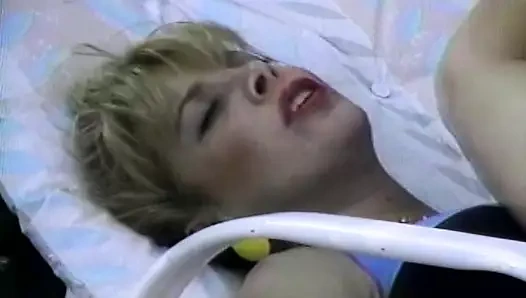 Sevimli yoga hatun açık havada ıslak amından sikiliyor