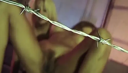 Sarışın ve esmer buharlı depoda pembe ışıklarla üçlü seks