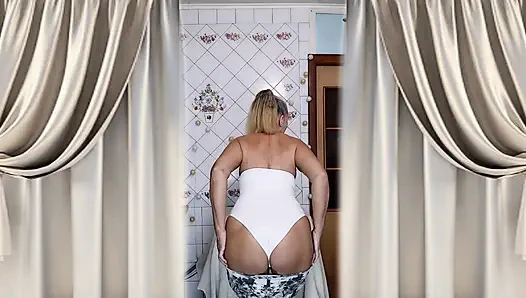 Housewife Lukerya warms up in the kitchen and flirts playfully on webcam.