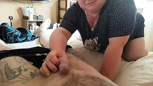 Üvey annem yatak odama geldi ve sikimi emdi