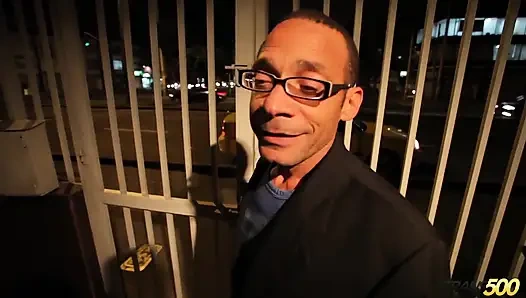 Natalina canavarla tanışıyor