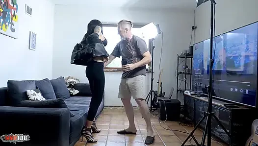 Büyük memeli sıska orta yaşlı seksi kadın Silvia Preslar yumuşak fotoğraf çekiminde kanepede Terry Kemaco'yu emiyor ve fışkırtarak sert amcık sikişine dönüyor