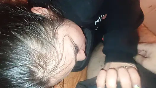 Eve geliyorum ve ağzımı dölle dolduruyorum