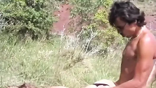 Genz dışarıda güzelce sikiliyor!