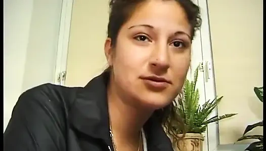 Genç esmer kaltak yarak yalarken parmaklanıyor