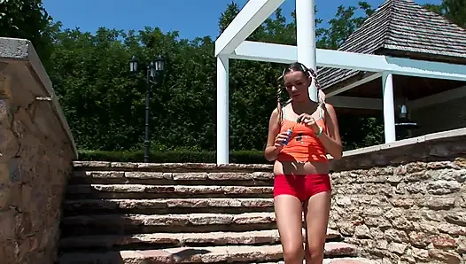 At kuyruklu genç bir kız evin orospusu