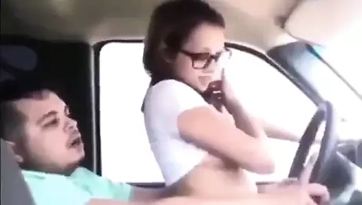 Sevimli bir kız bir sürücüye biniyor