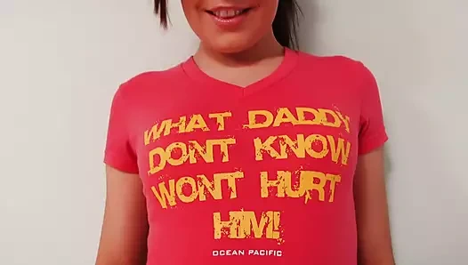 Gözlüklü sevimli küçük sürtük yerde seksi pozlar veriyor