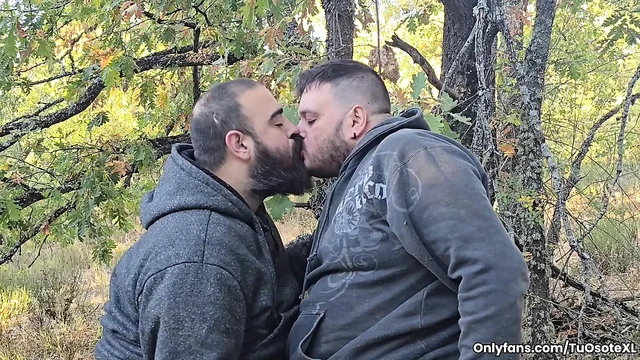 В лесу я встретил очень богатого медведя, и я съел его член