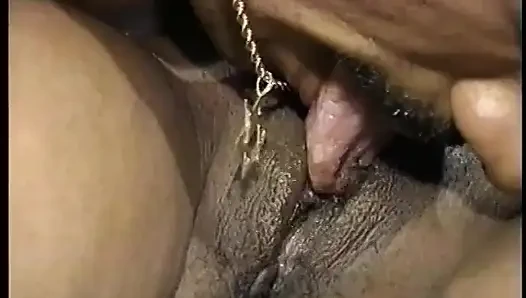 Adam devasa memeli kadından sakso çekiyor