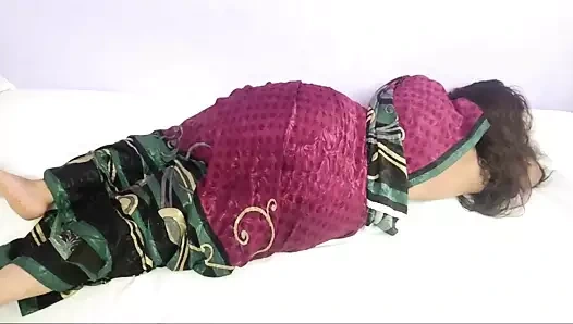 Charitraheen - yatak odasında karısıyla seks