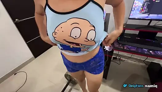 Üvey erkek kardeşimin yarağını emmek için çalışma odasında yarıda kesiyorum