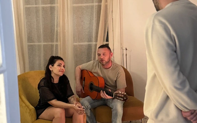 Lily Alix, Sınırsız gitar dersleri.