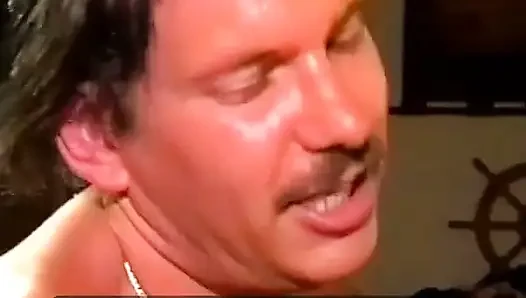 İnanılmaz büyük memeli orta yaşlı seksi kadın nostaljik
