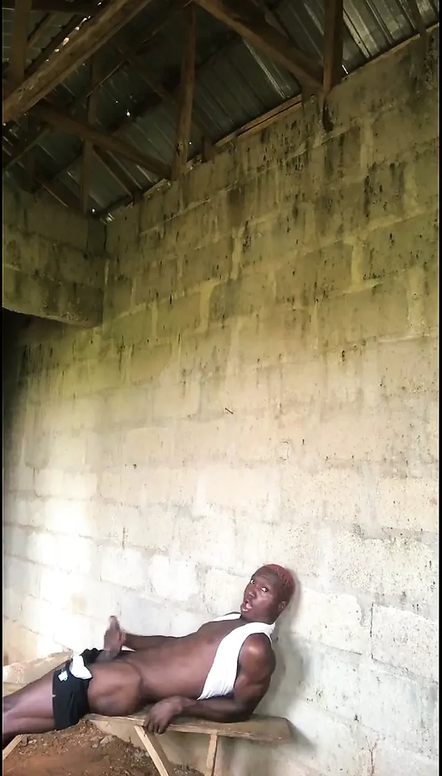 Basit Bir Binada Mastürbasyon Yapan Erkek