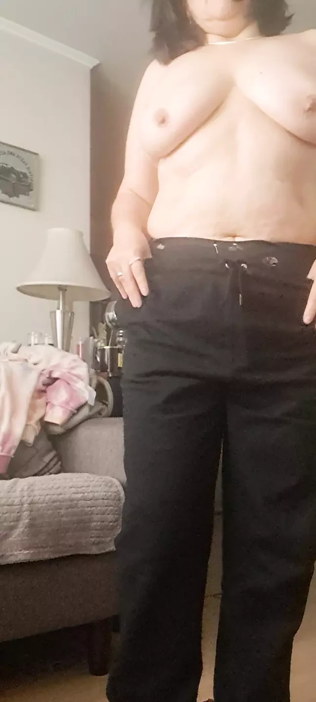Orta yaşlı seksi kadın zengin hareketlerle otururken seks provası yapıyor