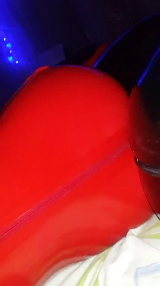 Kırmızı lateks catsuit karımla seks