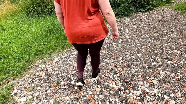 Atölyede alternatif vajina ve memeler dövüyor