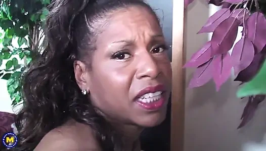 Zenci orta yaşlı seksi kadın semmie de suora ciddi bir sikişiyor