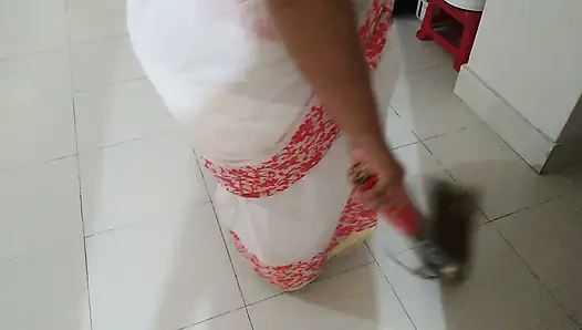 Üvey anne evi süpürürken üvey oğlu tarafından sert sikiliyor