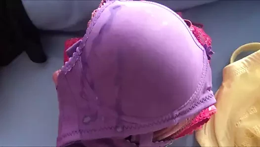 Cum üzerinde benim küçük saten sutyen